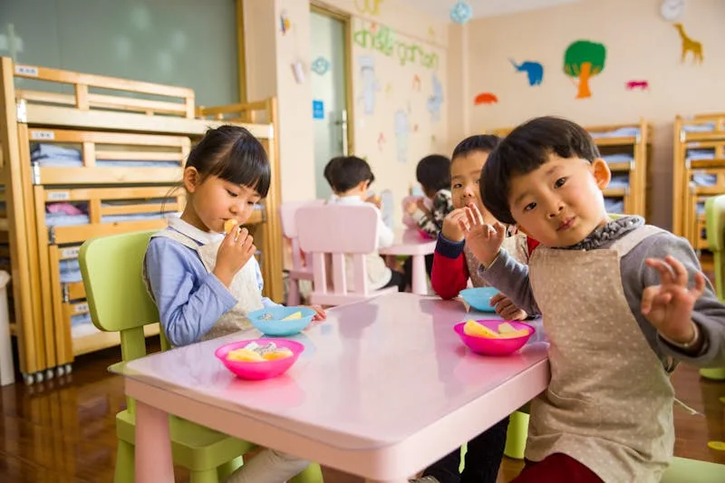weight gain meals for toddlers — toddler eating nutritious food
